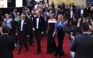 《壮志凌云2》英国首映 靓汤携王妃入场