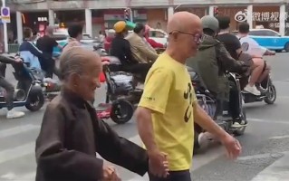 88岁儿子与110岁母亲手拉手逛茶会：披露长寿秘诀