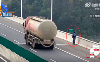 小伙晕车踩着滑板上高速 称跟着导航走的 网友：限速120 当前车速15