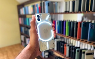 Nothing Phone 1真机图赏：老外直呼“设计令人惊讶”