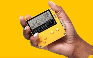 发布 3 年，创意掌机 Playdate 终于发货：搭载 2.7 寸黑白屏，内置 24 款独家游戏