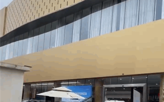 一红旗4S店遭疯狂破坏 SUV倒车撞碎展厅大门