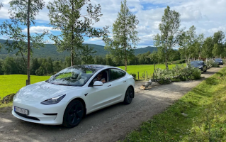 一升油18元全球最高 挪威伐木工用特斯拉Model 3运树