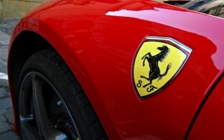 法拉利起步男子踹了一脚！车主：或赔10万起