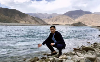 90后小伙有娃后被人认成爷爷引围观 被网友调侃为“爷孙俩”：本人回应