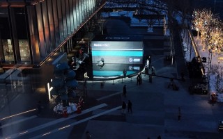 10万倍放大巨型手机今晚开箱！小米科技园惊现巨型K50包装箱