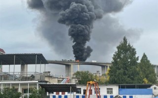 安徽两货车大桥上追尾起火 现场升起蘑菇云