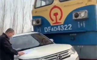 唐山一雪佛兰轿车与火车发生碰撞！网友：火车头至少掉点漆