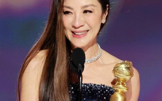 凭《瞬息全宇宙》封神！61岁演员杨紫琼获金球奖影后