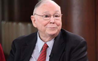 亿万富翁芒格：别再抱怨了、现在的生活比过去好了5倍多