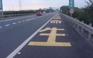 女司机送女儿上学遇高速堵车 请交警开道走应急车道引热议