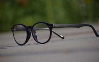 长时间看手机诱发眼睑痉挛？网友：是不是给我装摄像头了