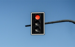 闯红灯84次长沙违法王被查：累计罚款20850元 44本驾照都不够扣