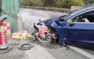 惊险！一特斯拉在泉南高速撞上隔离墩 罪魁祸首竟是“辅助驾驶” 司机太依赖