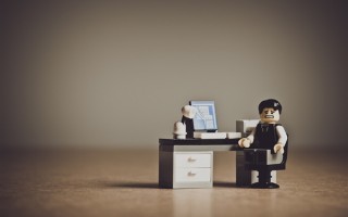 小伙为起床设多个闹钟引焦虑 医生：这是一种病