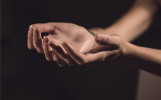 太折磨人了！一到换季手就脱皮 到底咋回事？不只缺维生素