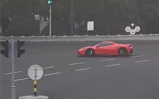 法拉利458路口漂移不成险些起飞：一旁大众Polo看呆