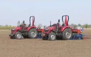 中国无人驾驶拖拉机装上北斗卫星：种小麦误差2厘米以内