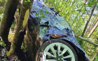 特斯拉Model 3突然加速 腾空25米窜入密林撞毁报废：司机仅轻伤