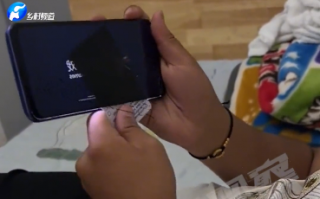 老公手机屏幕坏掉需“插卡”激活 女子：一直不给他换 地位就这么低