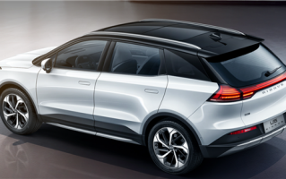 一爱驰汽车在充电站自燃！起火时没有充电 车标都被扣了