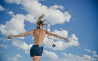 女子戴无顶防晒帽旅游晒掉头皮：没想到头皮也要防晒