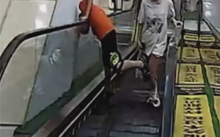 男孩脖子瞬间弯折180度！这地方真的很危险