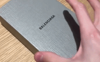 奢侈品牌巴黎世家时装秀邀请函太特别：竟然是损坏的iPhone