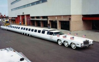 车长超30米！世界最长轿车获修复 甚至可以起降直升机