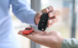 男子豪掷30万“训练币”买车送女友 4S店存钱时才发现被骗