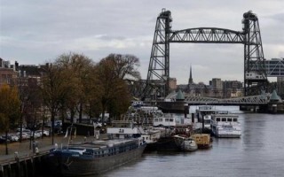 全球首富贝索斯花5亿美元造最大游艇 竟让荷兰竟拆百年大桥让行：最后不了了之