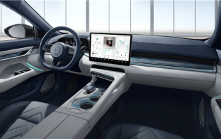 极氪车主：高速上显示屏突然死机 只有重启这招管用