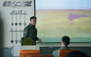 王一博《长空之王》发布新剧照 多方位展现试飞员日常