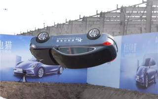 国内首次 长城玩的真大！欧拉闪电猫6米高空翻滚跌落实测