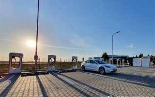 特斯拉被曝远程锁30kWh电池 解锁得掏3万元