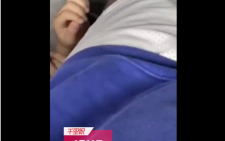 男子坐地铁被陌生小男孩拔腿毛玩 手机记录全过程引热议：你怎么看？