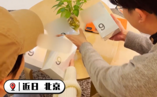 情侣给对方惊喜不料喜提4台手机：都喜欢数码 恰巧都买了情侣机