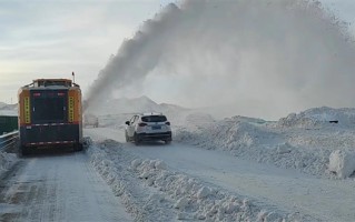 国内首台抛雪机亮相京新高速：每小时可抛3600吨