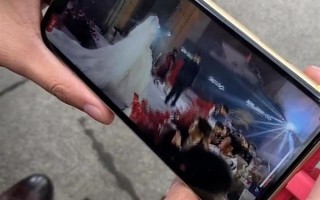 新郎回应没做核酸蹲门口看婚礼直播：迟了2个多小时才进现场 新娘没怪我