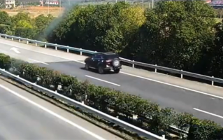 高速疲劳驾驶“撞上”龟速行车：两败俱伤