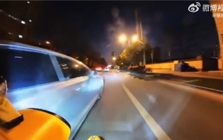 小姐姐骑摩托被轿车剐蹭摔车 驾驶员一句话惹怒众网友