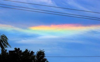 雅安地震过后天空出现七彩云上热搜：专家揭秘七彩云与地震是否真有关联