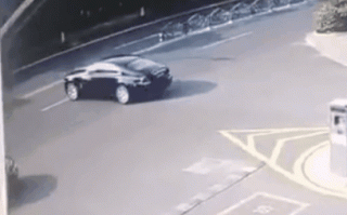 极星2撞上劳斯莱斯！后续：保险出100万 车主赔了3万