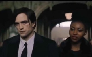 《新蝙蝠侠》曝光新片段 炸弹客现身葬礼只为引出蝙蝠侠