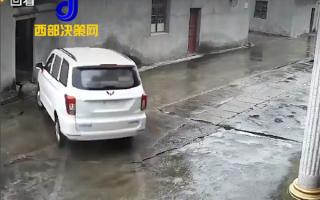 男子提全新五菱宏光S着急回家 油门当刹车撞穿邻居后墙