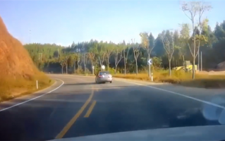 日产轩逸弯道高速超车后失控：一头扎进河沟