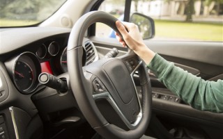 高速停车致多车侧翻事故！女司机：我想问路 哪里违法了