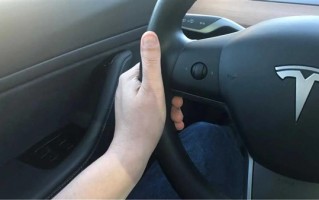 特斯拉“自动刹车”急停救主 旁车惨遭高速撞击