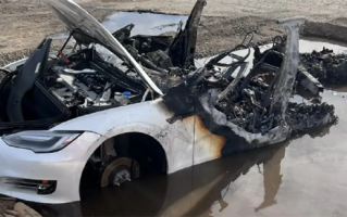 事故已三周 特斯拉在拆车厂突发自燃！消防员神操作灭火