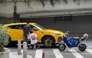 男子撞兰博基尼下跪求情后转头炫耀遭网友怒怼：专家称病态心理不可取